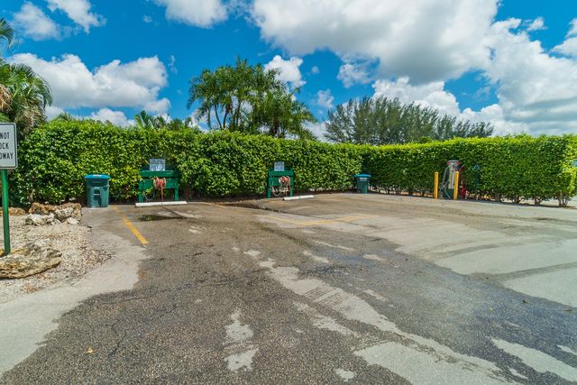 811 S Hollybrook Drive 202, Pembroke Pines, FL 33025