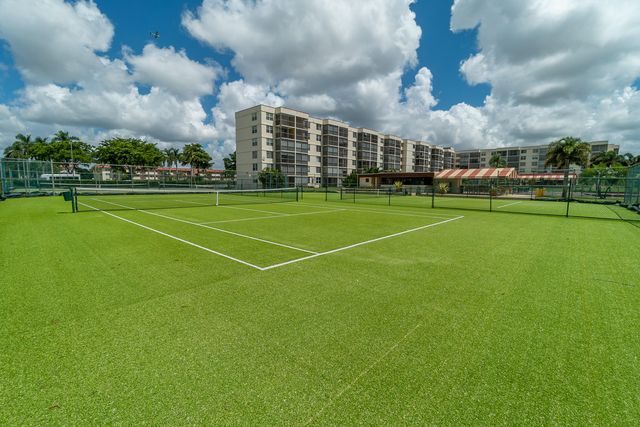 811 S Hollybrook Drive 202, Pembroke Pines, FL 33025