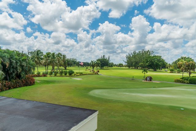 811 S Hollybrook Drive 202, Pembroke Pines, FL 33025