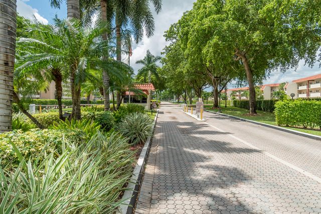 811 S Hollybrook Drive 202, Pembroke Pines, FL 33025