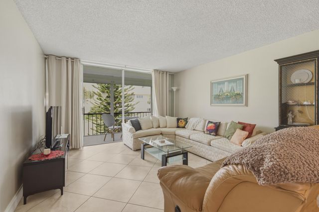 811 S Hollybrook Drive 202, Pembroke Pines, FL 33025