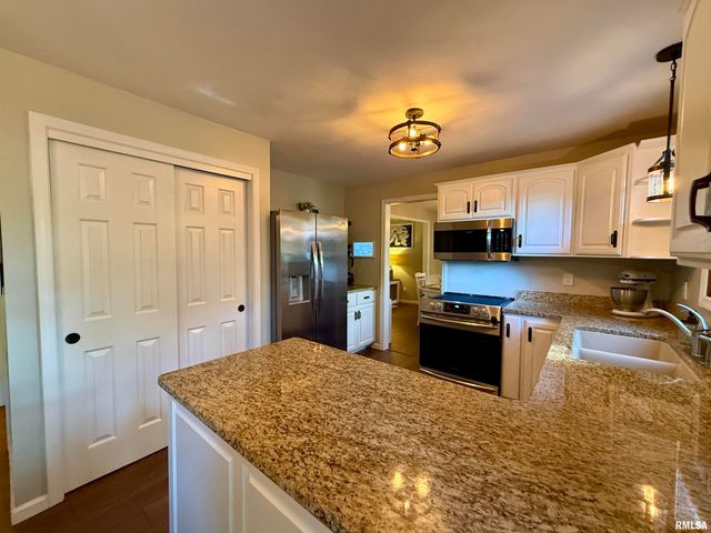 6901 N AYCLIFFE Drive, Peoria, IL 61614