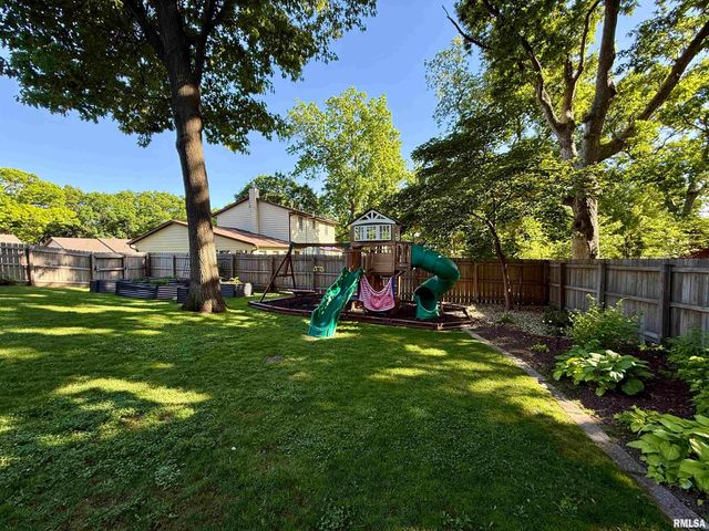 6901 N AYCLIFFE Drive, Peoria, IL 61614