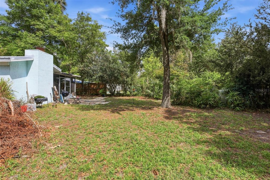 Image 5 of property listing at 1410 W CHELSEA AVENUE, Deland, FL 32720