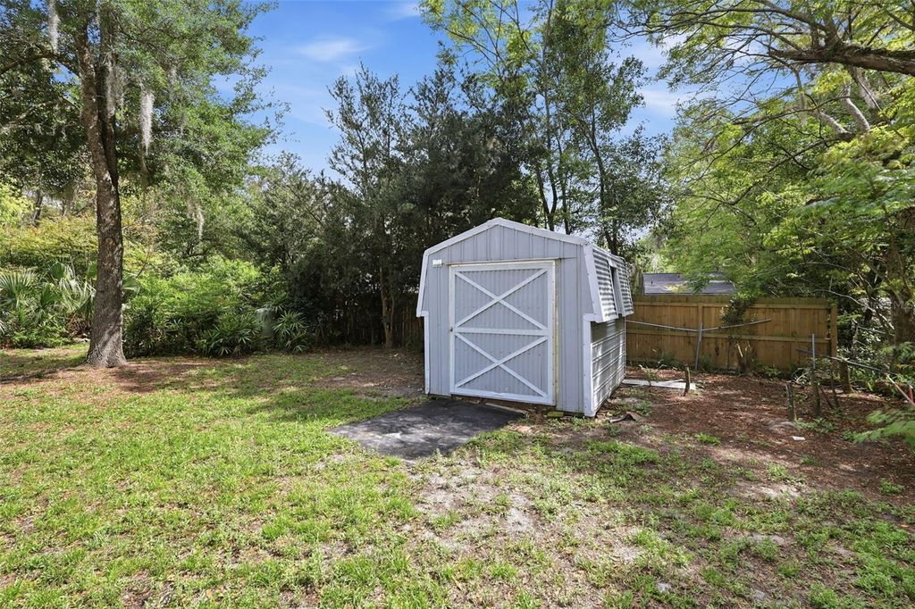 Image 8 of property listing at 1410 W CHELSEA AVENUE, Deland, FL 32720