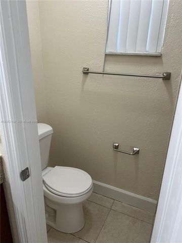 9 NE 44th Street, Deerfield Beach, FL 33064