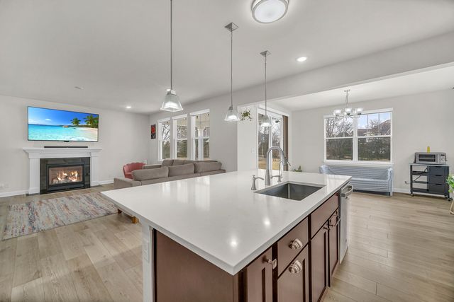 25 Commons Circle, Hawthorn Woods, IL 60047