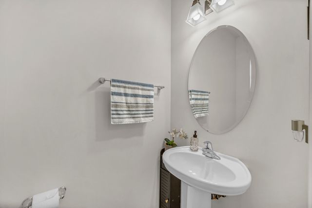 25 Commons Circle, Hawthorn Woods, IL 60047