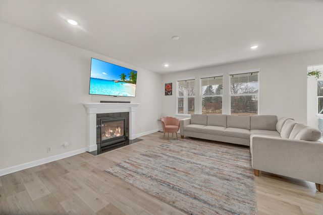 25 Commons Circle, Hawthorn Woods, IL 60047