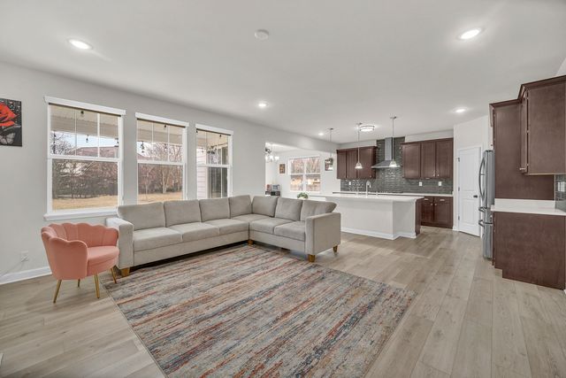 25 Commons Circle, Hawthorn Woods, IL 60047