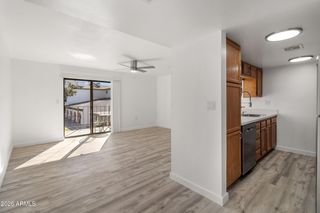 3033 E DEVONSHIRE Avenue 2005, Phoenix, AZ 85016