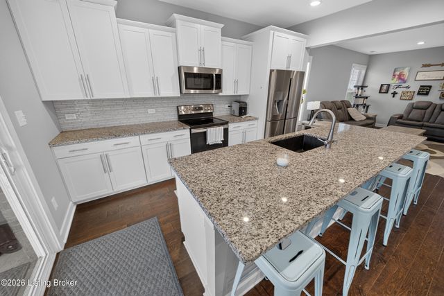 587 Montrose Dr, Bowling Green, KY 42104