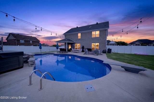 587 Montrose Dr, Bowling Green, KY 42104