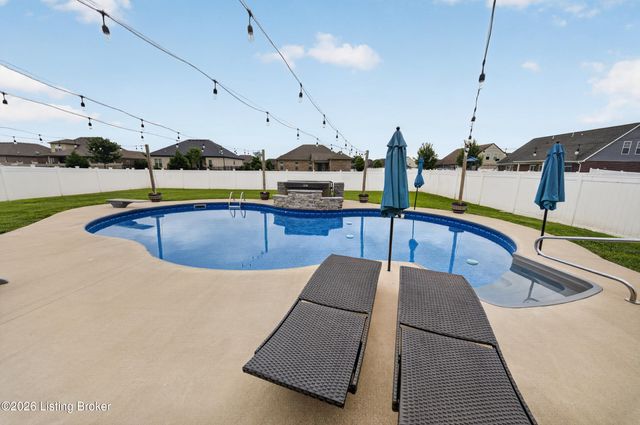 587 Montrose Dr, Bowling Green, KY 42104