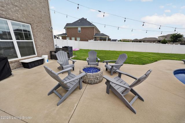 587 Montrose Dr, Bowling Green, KY 42104
