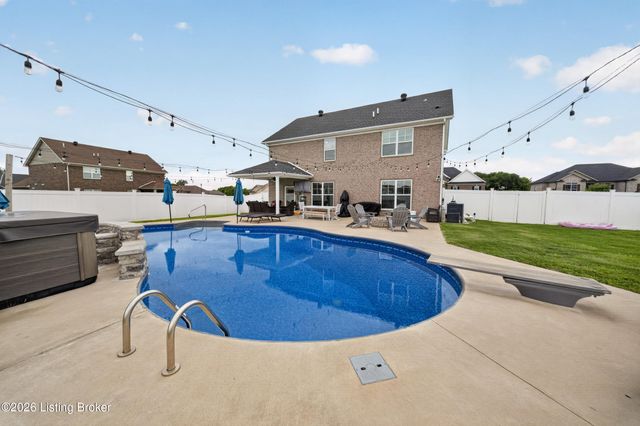 587 Montrose Dr, Bowling Green, KY 42104