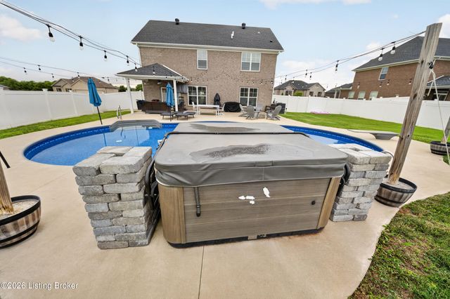 587 Montrose Dr, Bowling Green, KY 42104