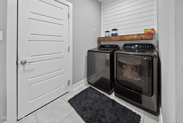 587 Montrose Dr, Bowling Green, KY 42104
