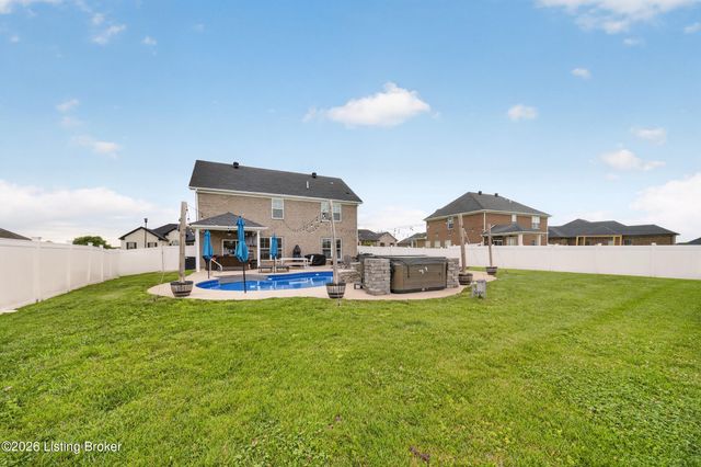 587 Montrose Dr, Bowling Green, KY 42104