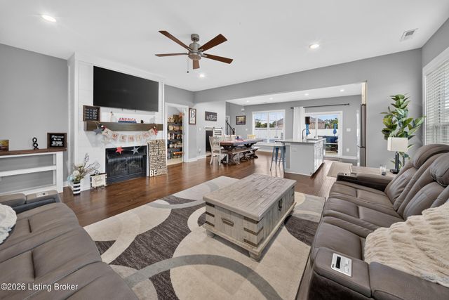 587 Montrose Dr, Bowling Green, KY 42104