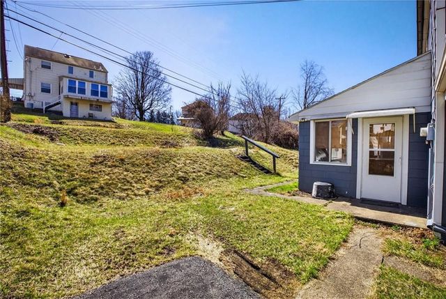 612 Independence Dr, Clairton, PA 15025