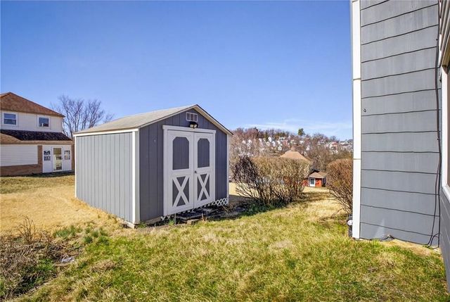 612 Independence Dr, Clairton, PA 15025