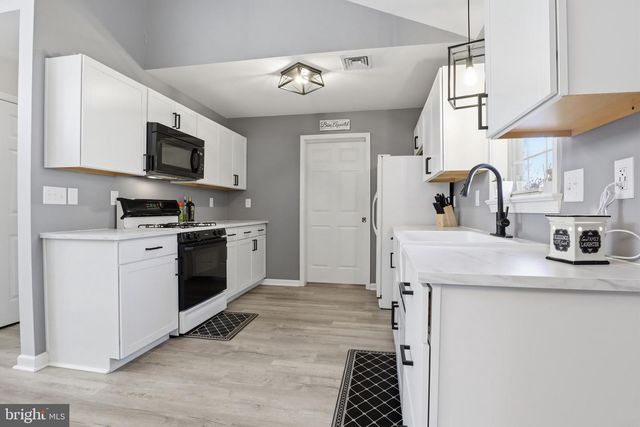 15 CREEKVIEW DR, Middletown, PA 17057