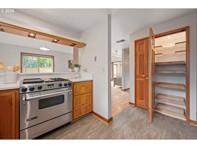 1642 E 43RD Ave, Eugene, OR 97405