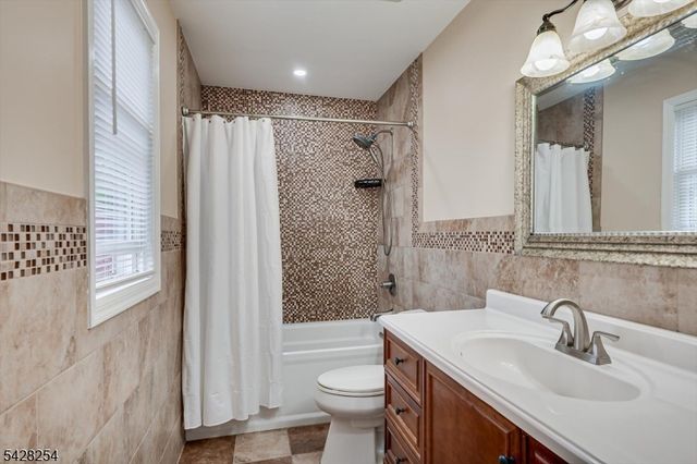 16 S 9Th Ave, Manville Boro, NJ 08835