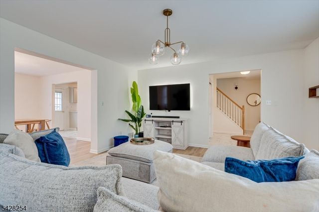 16 S 9Th Ave, Manville Boro, NJ 08835