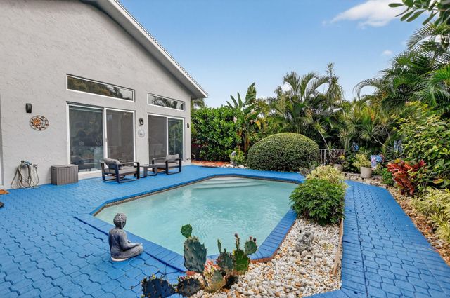 6584 Hampton Cir, Boca Raton, FL 33496