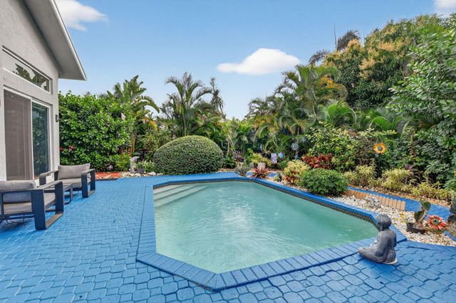 6584 Hampton Cir, Boca Raton, FL 33496