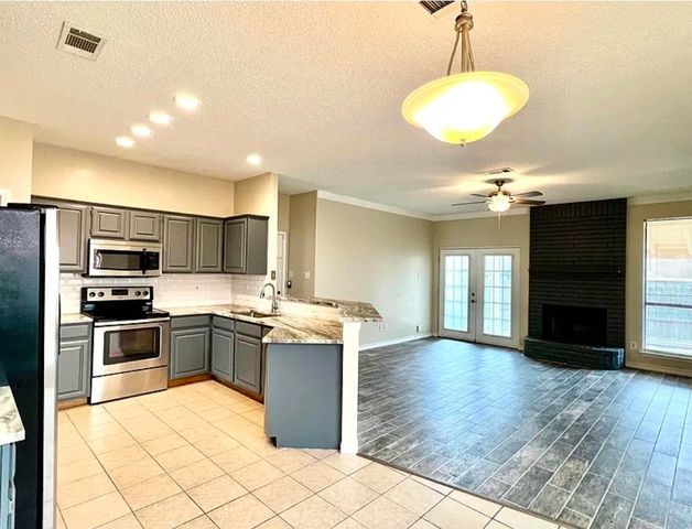 7017 Club Creek Drive, Fort Worth, TX 76137