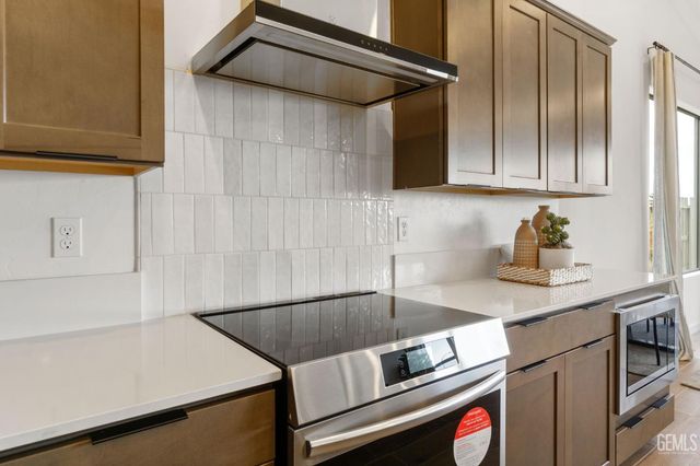 7312 Peach Grove Lane, Bakersfield, CA 93313