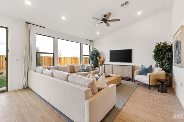 7312 Peach Grove Lane, Bakersfield, CA 93313