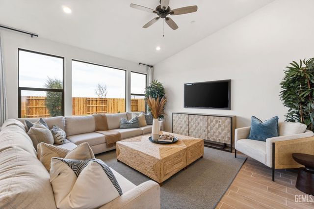 7312 Peach Grove Lane, Bakersfield, CA 93313