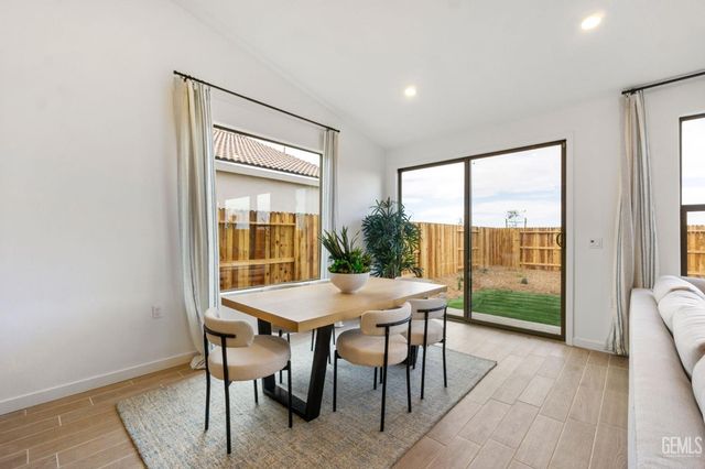 7312 Peach Grove Lane, Bakersfield, CA 93313