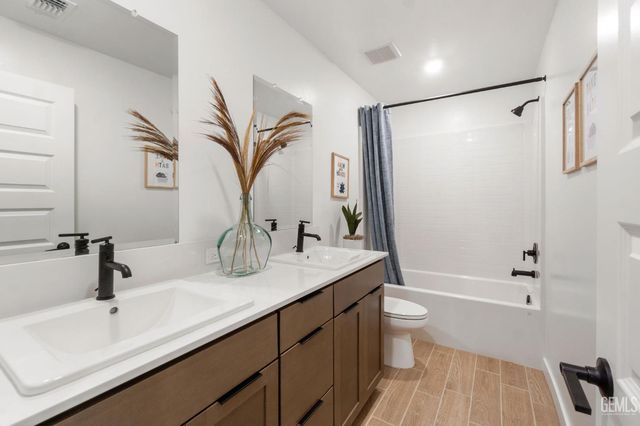 7312 Peach Grove Lane, Bakersfield, CA 93313