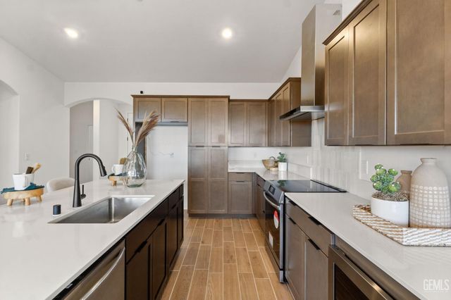 7312 Peach Grove Lane, Bakersfield, CA 93313