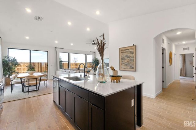 7312 Peach Grove Lane, Bakersfield, CA 93313