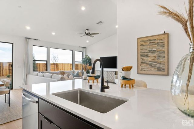 7312 Peach Grove Lane, Bakersfield, CA 93313