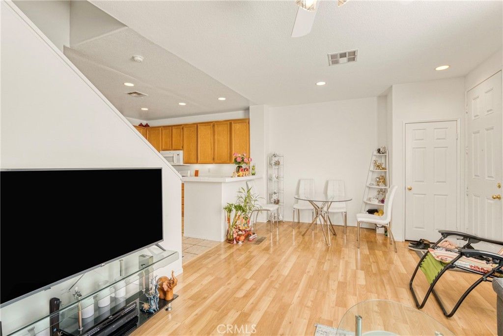 Image 5 of property listing at 22754 Little Fall Court, Saugus, CA 91350