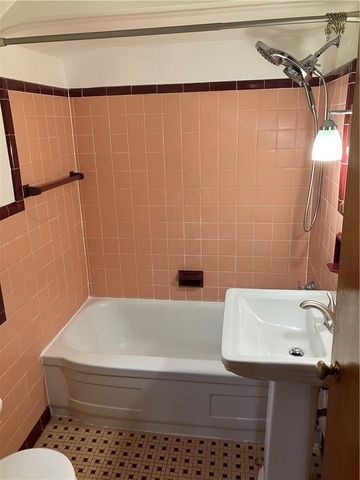 1041 Dallett Rd, Whitehall, PA 15227
