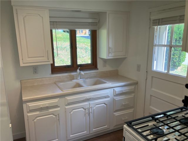 1041 Dallett Rd, Whitehall, PA 15227
