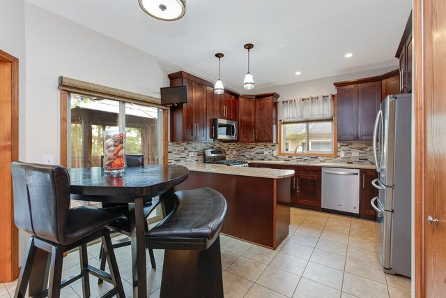 950 DUNHAM Drive, West Chicago, IL 60185