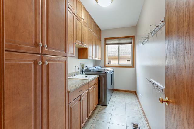 950 DUNHAM Drive, West Chicago, IL 60185