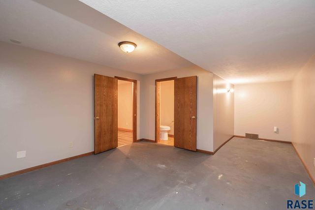1008 W Batcheller Ln Lane, Sioux Falls, SD 57105