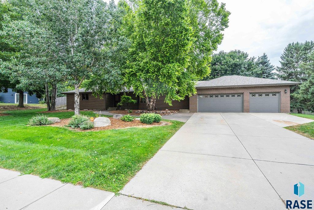 1008 W Batcheller Ln Lane, Sioux Falls, SD 57105