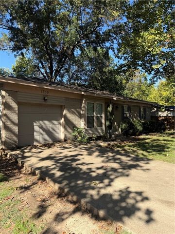 1309 N Erie Avenue, Russellville, AR 72801
