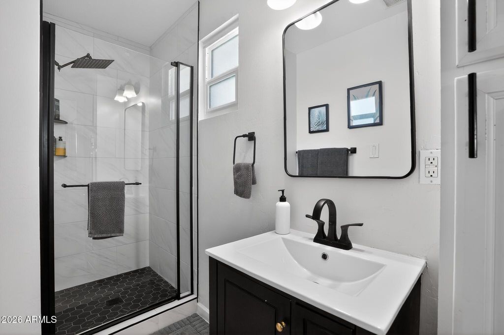 Image 18 of property listing at 1749 E MEDLOCK Drive, Phoenix, AZ 85016